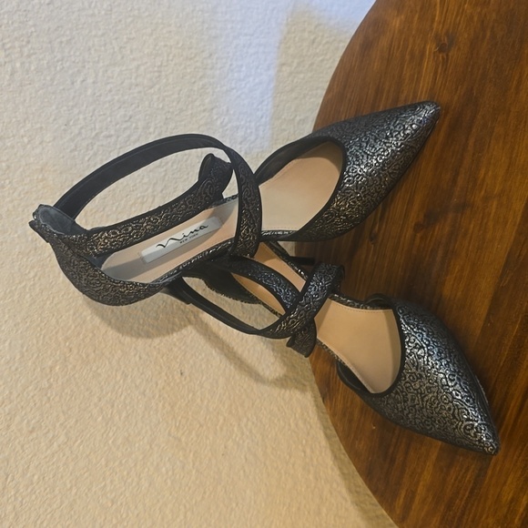 Nina New York Black & Silver Jacquard SLIP on Back Zip HEELS Fancy! SZ.8 - Picture 1 of 12